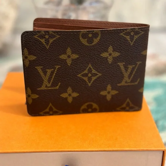SOLD OUT Louis Vuitton Monogram 10 mans wallet this is 9/10 Authentic Lv wallet. - Picture 5 of 12
